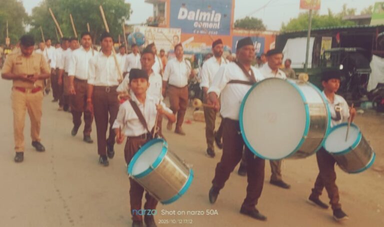 राष्ट्रीय स्वयंसेवक संघ ने पूर्ण गणवेश में किया पथ संचलन।