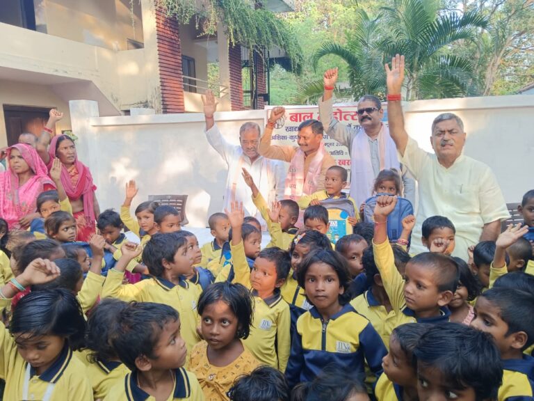 Sonbhadra News: बाल महोत्सव के तहत 325 बच्चों को ड्रेस, ट्रैक सूट, सैंडल, मोजे, बैग, चावल, दाल और दूध का वितरण