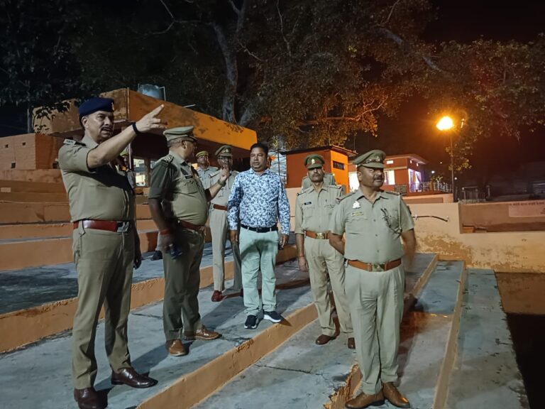 छठ पूजा को लेकर प्राचीन शिवाजी तालाब दुद्धी पर पुलिस क्षेत्राधिकारी व प्रभारी निरीक्षक पहुँचे।