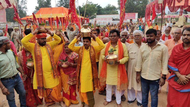 पूर्व विधायक हरिराम चेरों श्रीश्री सुदर्शन महायज्ञ का कलश यात्रा शोभायात्रा में सम्मलित हुए नगर हुआ भक्तिमय।