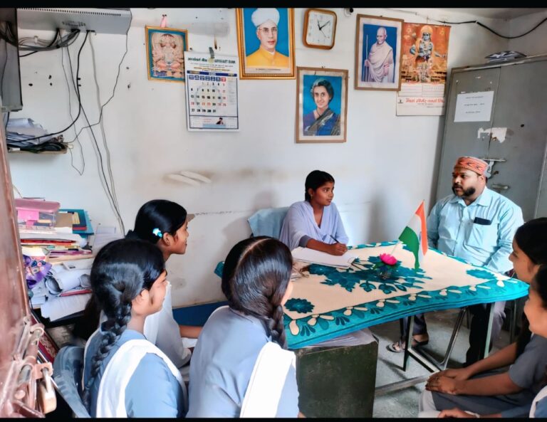 आदर्श इंटर कॉलेज महुली में “एक दिन की प्रधानाचार्या” बनी निधिमणि — आदर्श बना आत्मविश्वास और नेतृत्व का संगम.