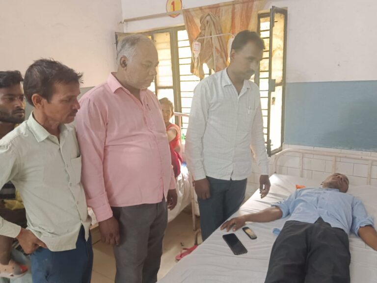 ठेमा नदी संयंत्र सफाई के दरमियान करैत सर्प ने नगर पंचायत कर्मी को डसा अस्पताल में भर्ती.