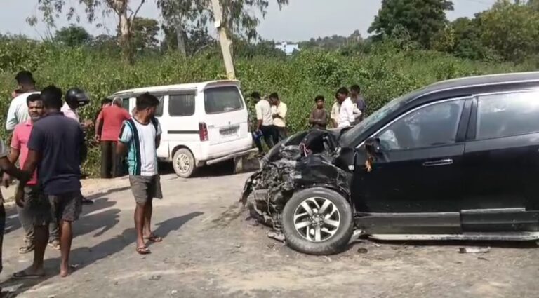 Sonbhadra News: गुरमुरा में दो कारों की आमने-सामने टक्कर, एक गंभीर तो दो मामूली रूप से घायल