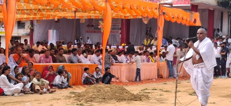 दुद्धी में 15वां गोवर्धन पूजा दुद्धी पर सुखे उपले पर अग्नि प्रज्वलन एवं खौलते दूध का स्नान के बीच बाबा नें लोकमंगल की कामना.