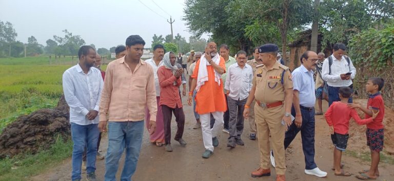 हाईटेंशन तार की चपेट में आने से अधेड़ झुलसा, आठ गायों की मौत — बिजली विभाग की लापरवाही पर भड़के ग्रामीण