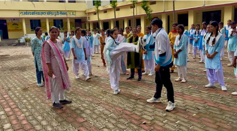 राजकीय बालिका इंटर कॉलेज दुद्धी में रानी लक्ष्मीबाई आत्मरक्षा प्रशिक्षण शिविर का शुभारंभ।