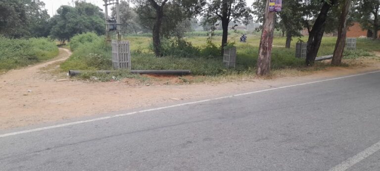 मुर्धवा-बीजपुर मार्ग पर सड़क किनारे पाइप दुर्घटना को दे रही दावत.