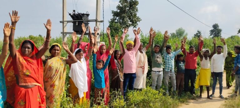 Sonbhadra News: डेढ़ माह से खराब ट्रांसफार्मर बदलवाने की मांग को लेकर किया प्रदर्शन,