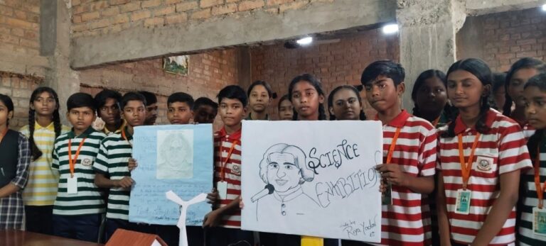 Sonbhadra News: डॉ. ए.पी.जे. अब्दुल कलाम की जयंती पर हिंदलवली ग्लोरियस पब्लिक स्कूल में विज्ञान प्रदर्शनी का आयोजन