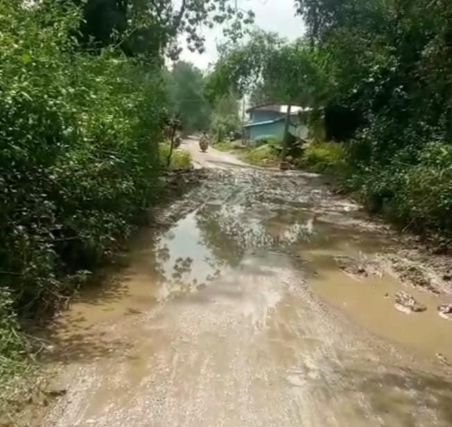 दुर्भाग्य – सड़क पर मिट्टी व पत्थर डलवाने से आवागमन हुआ बाधित, ग्रामीणों में रोष।