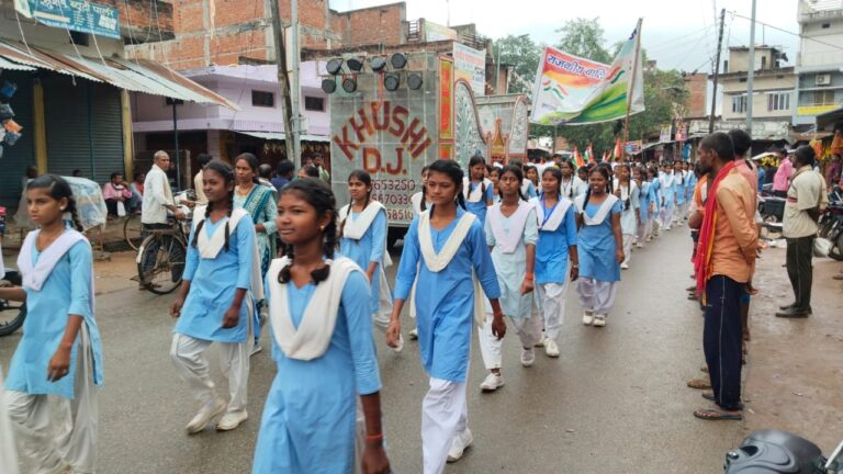 रन फार यूनिट पर पुलिस क्षेत्राधिकारी दुद्धी संग पुलिस कें जवानो व जीजीआईसी की छात्राएं दौड़ी.