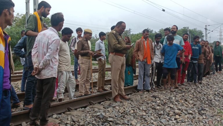 रेलवे पटरी के किनारे मिला अर्धनग्न शव, क्षेत्र में मचा हड़कंप.