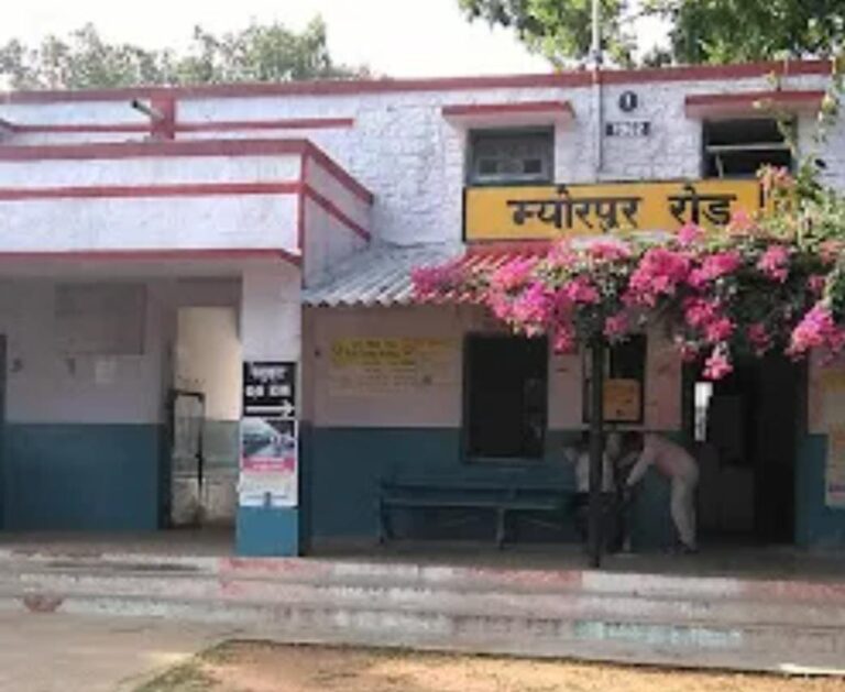 मुर्धवा-बीजपुर के रनटोला मार्ग पर हर महीने गिर रहे वाहन, रेलिंग-पटरी न होने से साल भर में दर्जनभर से भी अधिक भारी वाहन हुए क्षतिग्रस्त।