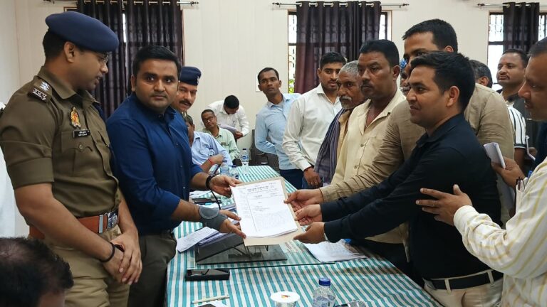 दुद्धी में संपूर्ण समाधान दिवस का हुआ आयोजन 36 शिकायती प्रार्थना पत्र के सापेक्ष दो का निस्तारण.