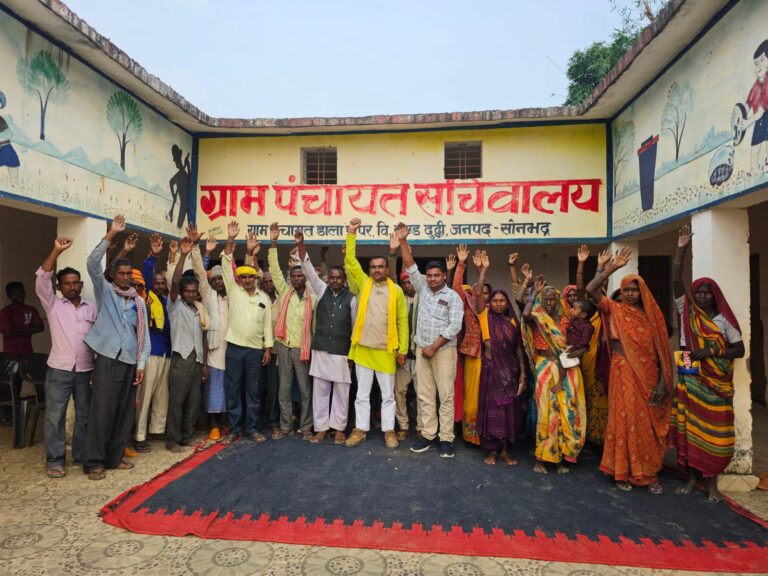 अंगूठा लगाने के बाद भी नहीं मिलता राशन, कोटेदार की मनमानी से परेशान ग्रामीण.