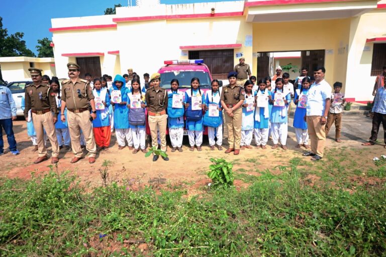 Sonbhadra News : सीओ डॉ. चारु द्विवेदी ने पांच बालिकाओं का कराया पुनः नामांकन, शिक्षा की मुख्यधारा में हुईं शामिल.