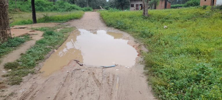 खैराही- किरवानी मार्ग पर बरसात होने से गड्डा युक्त सड़को मे भरा पानी.