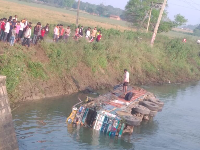 खाद से लदा ट्रक नहर में पलटा, बड़ा हादसा टला – चालक-खलासी बाल-बाल बचे, नहर का पानी दूषित.