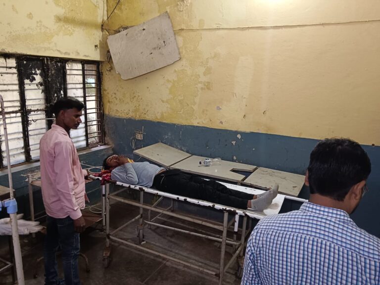 डाला अपने मामा के घर से विण्ढमगंज लूना से जा रहा युवक गिट्टी लदे ट्रक से टकराया घायल.