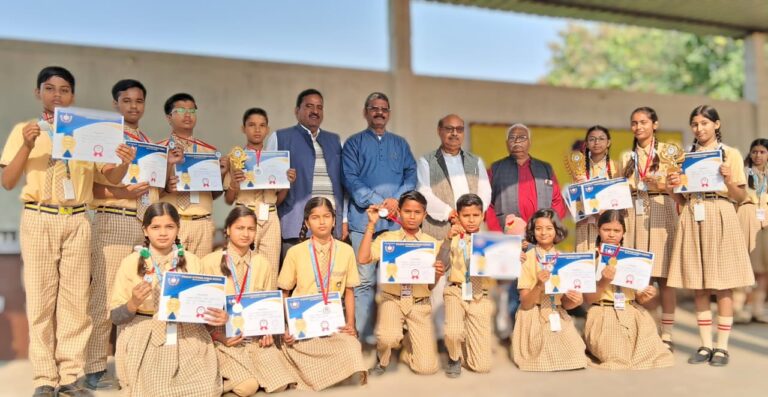 राष्ट्रीय शिक्षा दिवस पर प्रसाद कुंवर पब्लिक स्कूल में प्रतियोगी परीक्षा के प्रतिभाशाली छात्र-छात्राओं को किया गया सम्मानित.