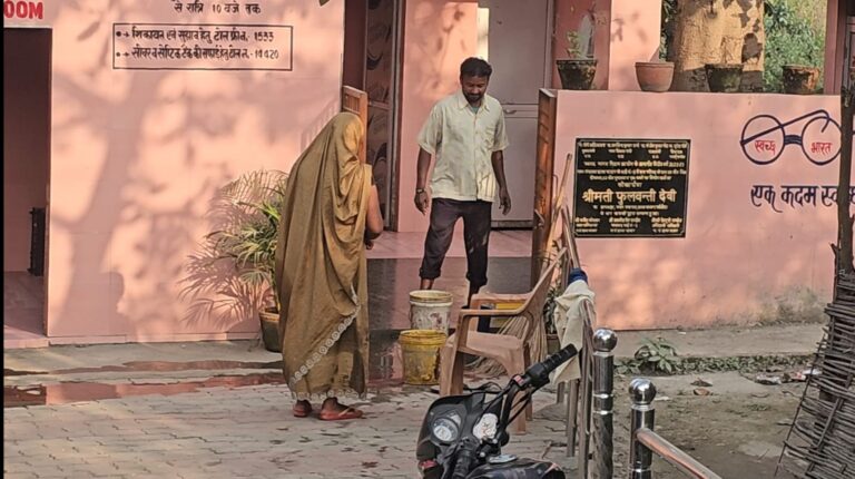 डाला बाजार का पिंक शौचालय बना उपेक्षा का शिकार — पानी के बिना सूना पड़ा 9 लाख की लागत से बना महिला शौचालय