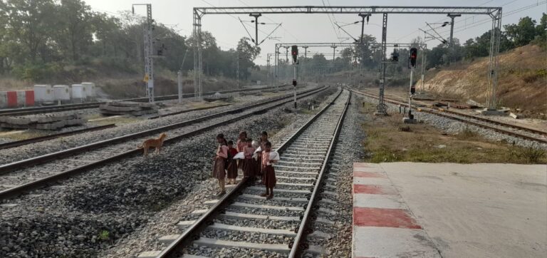 म्योरपुर रोड रेलवे स्टेशन में ओवरब्रिज एवं सीड़ी न बनने से हो सकती है ट्रेन दुर्घटना.