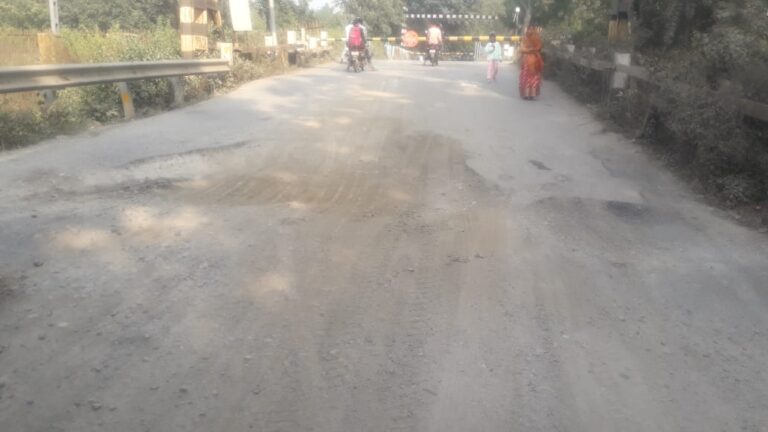 रेनुकूट से रनटोला के रेलवे फाटक के पास सड़क के बीचो-बीच बना एक गहरा गड्ढा बना खतरे का सबब।