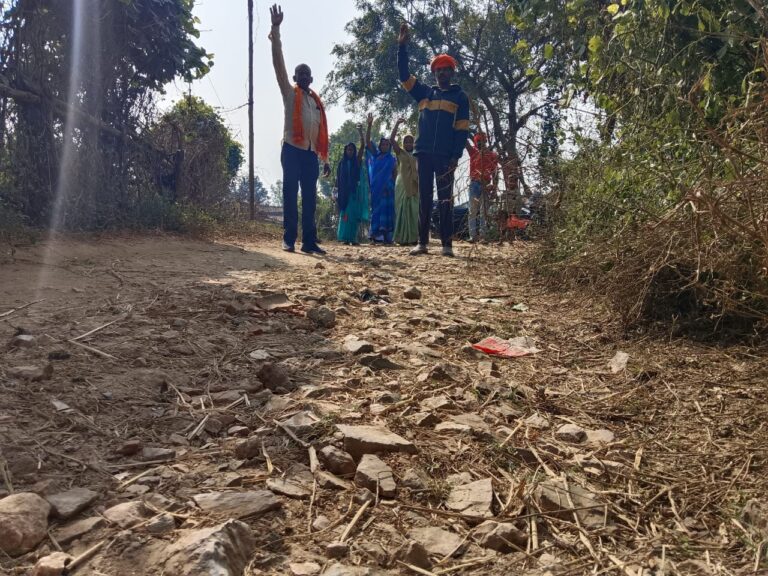 पीपरडीह प्राथमिक विद्यालय से लालता प्रसाद गौड़ के घर तक सड़क की हालत जर्जर छात्र -छात्राएं गिरकर हो रहे चोटिल.