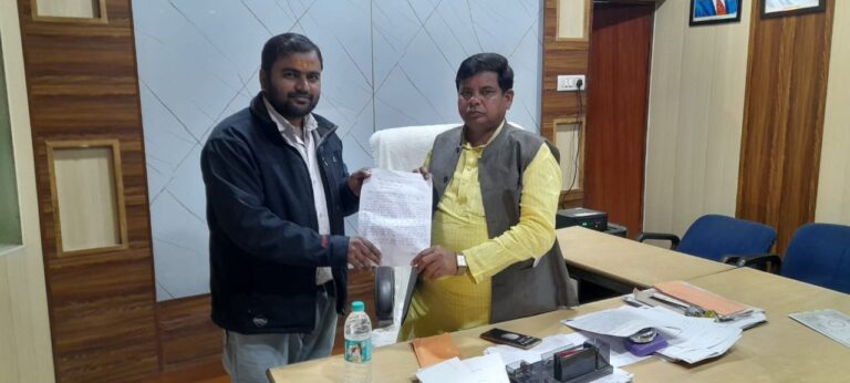 ब्लॉक प्रमुख को सौंपा गया पत्र: पूर्व सैनिक की प्रतिमा स्थापना व माइनिंग डिप्लोमा पाठ्यक्रम शुरू करने की मांग.