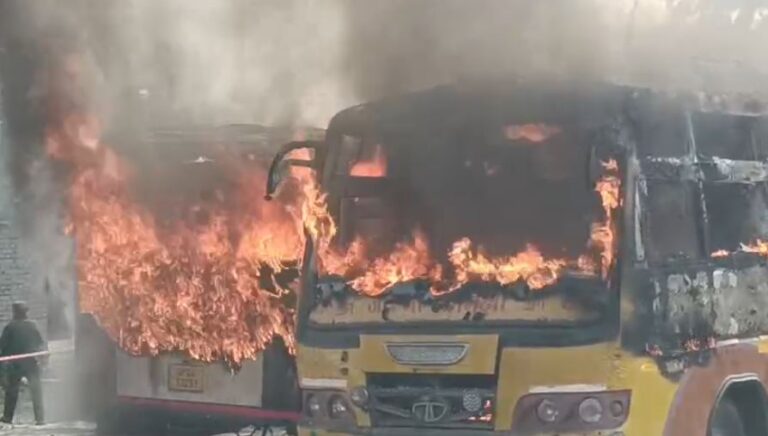 Sonbhadra : संदिग्ध परिस्थितियों में दो बसों में लगी भीषण आग.