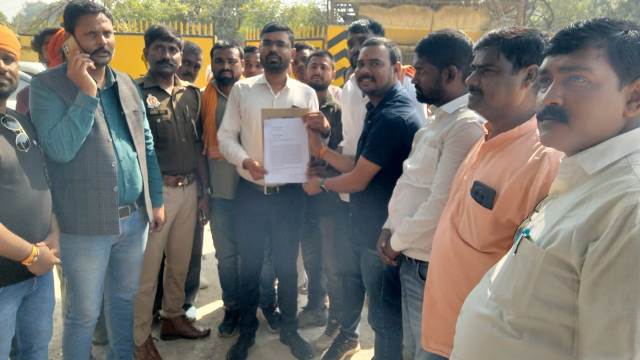 डाला ओबरा संपर्क मार्ग की दुर्दशा पर भड़का जनाक्रोश, पदयात्रा से पहले पहुंचे एसडीएम — जल्द समाधान का दिया आश्वासन