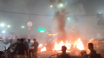 दिल्ली में लाल किला के पास भीषण धमाका — 8 से ज्यादा की मौत, कई घायल, यूपी महाराष्ट्र समेत कई राज्य हाई अलर्ट।