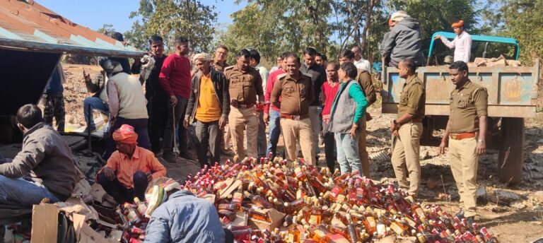 पंजाब से बिहार जा रही अवैध अंग्रेजी शराब से लदा ट्रक रजखड़ घाटी में पलटा, पुलिस ने बरामद की सैकड़ों पेटियां।
