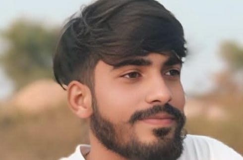 सड़क हादसे में बोलेरो चालक की हुई मौत, डीसीएम गाड़ी से निकला हुआ बाँस सीधे सीने में घुसा।