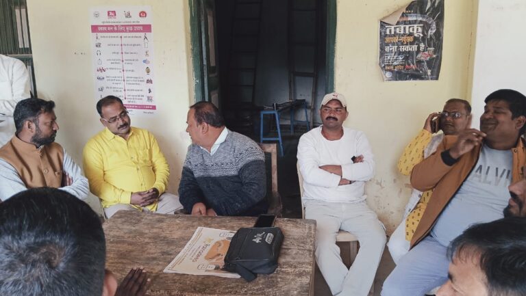 अंग्रेजी व गणित शिक्षक के तबादले पर अभिभावकों का विरोध, प्रधानाचार्य को सौंपा ज्ञापन।