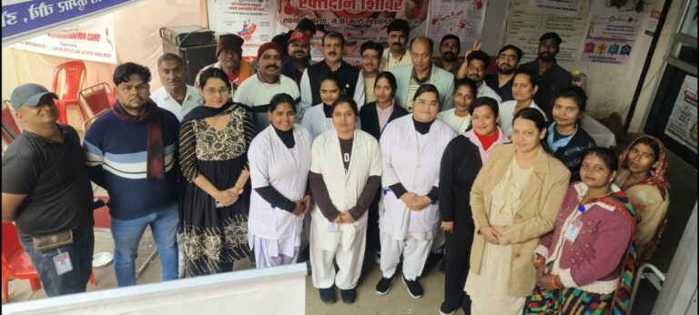 रेणुकूट मे इंडियन रेड क्रॉस सोसाइटी सोनभद्र व प्रयास फाउंडेशन ने लगाया शिविर, 35 लोगों ने किया रक्तदान।