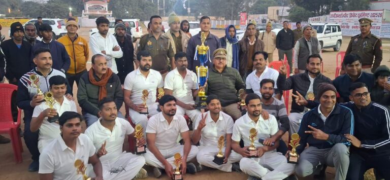 दुद्धी – 39 वें सद्भावना मैच में प्रशासन ने मीडिया एकादश को 28 रनों से हराया, तीन विकेट चटकाने पर मैन ऑफ द मैच अमित कुमार हुए।