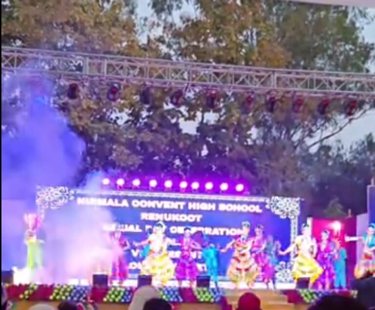 रेणुकूट में निर्मला कान्वेंट ने पूरे किये अपनी स्थापना के 60 वर्ष, हीरक जयंती वार्षिकोत्सव मनाया, छात्र-छात्राओं ने दी मनमोहक सांस्कृतिक कार्यक्रम प्रस्तुत किये।