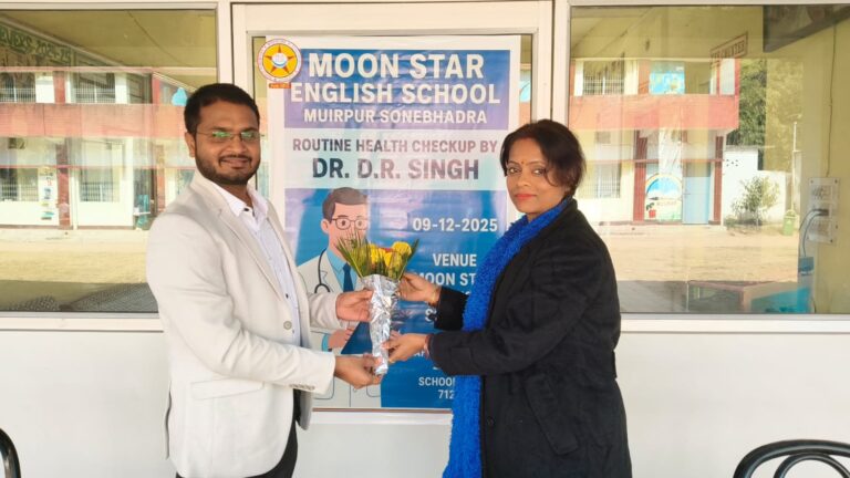 मून स्टार इंग्लिश स्कूल में आयोजित स्वास्थ्य शिविर में बच्चों की हुई व्यापक जांच, डॉ. डी. आर. सिंह ने दिए महत्वपूर्ण स्वास्थ्य-संदेश.