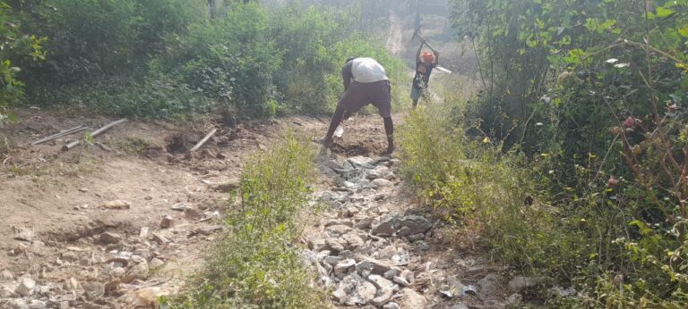 सरकार नहीं सुनती तो ग्रामीण खुद ही सड़क बनाकर दिखा रहे हैं – बोदरा डॉड में 200 मीटर सड़क का प्रयास.