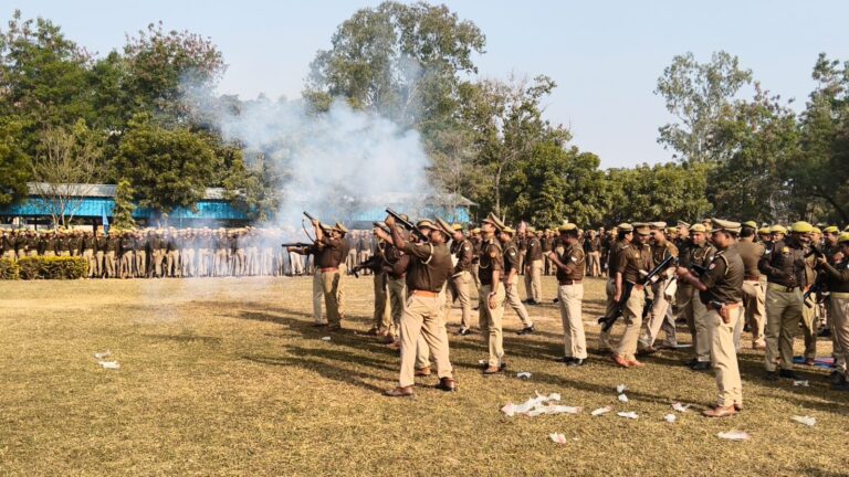 साप्ताहिक शुक्रवार परेड में दमखम दिखा सोनभद्र पुलिस का— फिटनेस, अनुशासन और दंगा-नियंत्रण क्षमता को नई मजबूती.
