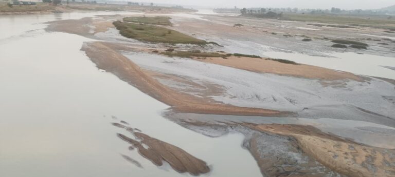 रेणुका नदी में राख की मार, सोनभद्र फिर प्रदूषण की चपेट में, 21 दिसंबर से जल सत्याग्रह की चेतावनी.