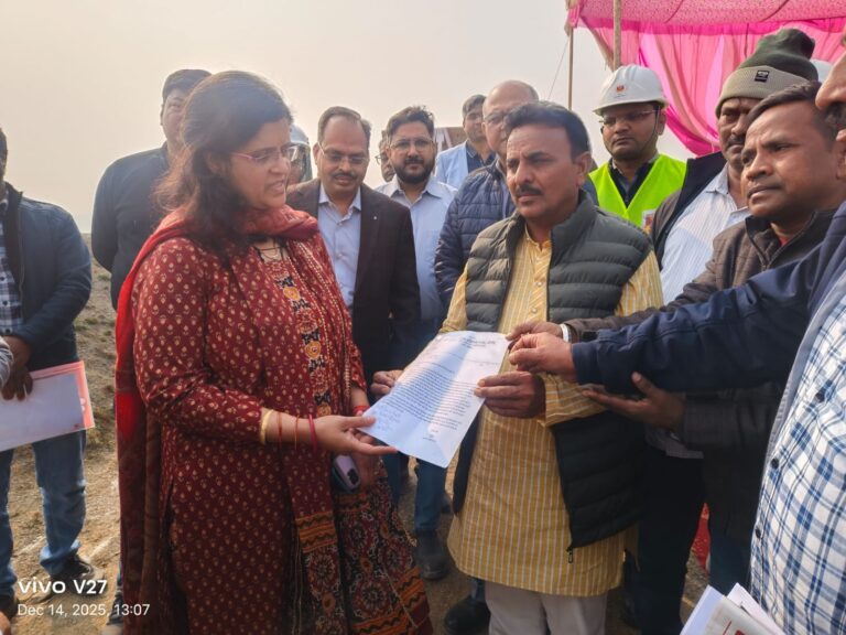 बंद खदानों को सुरक्षित रूप से चालू कराने को लेकर व्यापार मंडल अध्यक्ष ने खनन निदेशक को सौंपा ज्ञापन