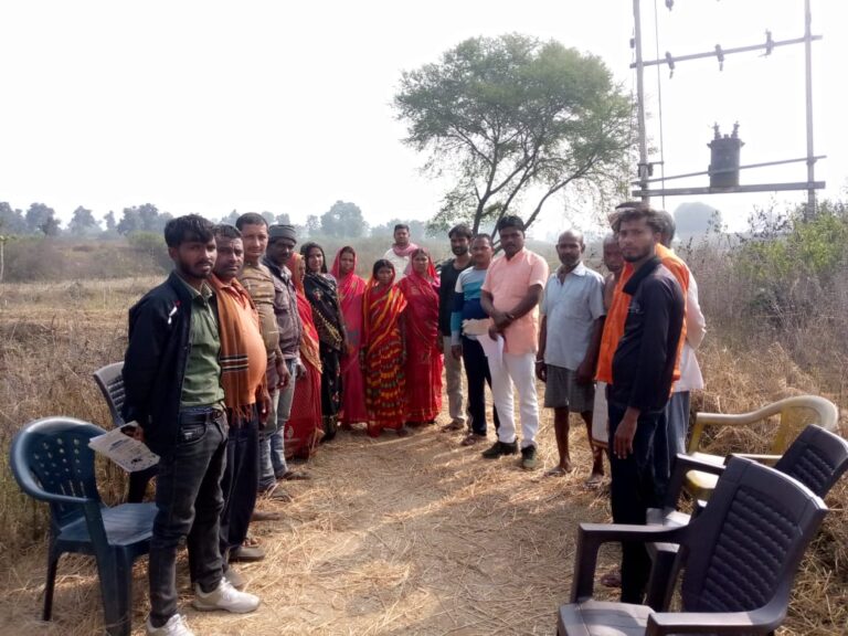 छह महीनो से ट्रांसफार्मर खराब, ग्रामीणो ने किया प्रदर्शन.