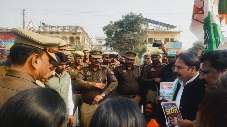 Sonbhadra News : भाजपा कार्यालय घेराव की कोशिश में बवाल, पुलिस से तीखी नोंकझोंक, कई कांग्रेसी हिरासत में.