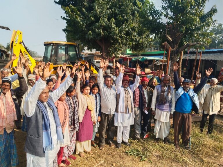 35 वर्षों से अधूरी काशीकुड़ बंधी को पूरा कराने की मांग को लेकर आदिवासी किसानों का प्रदर्शन