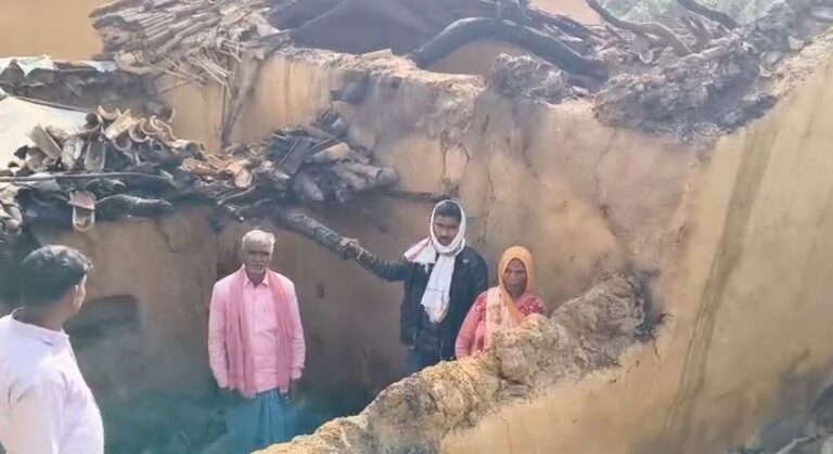 राबर्ट्सगंज पुलिस द्वारा लूट की घटना का खुलासा – 03 अभियुक्त गिरफ्तार, लूटा गया मोबाइल व नकदी बरामद.