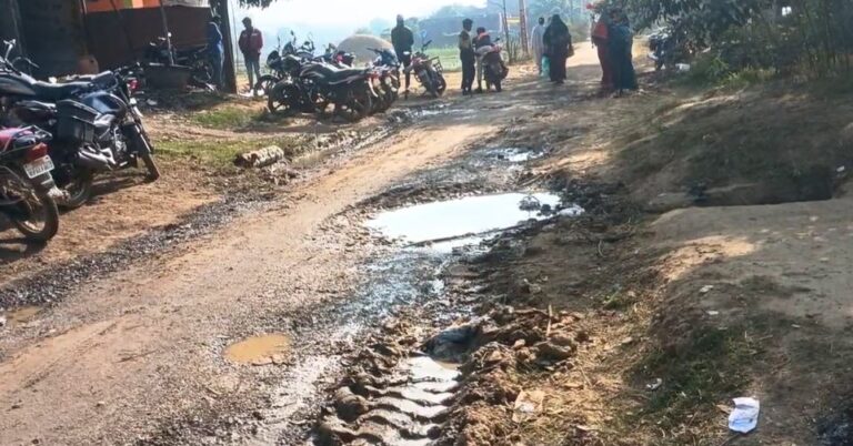 खलियारी : स्कूल तक जाने वाला एकमात्र मार्ग बदहाल, प्रशासन मौन