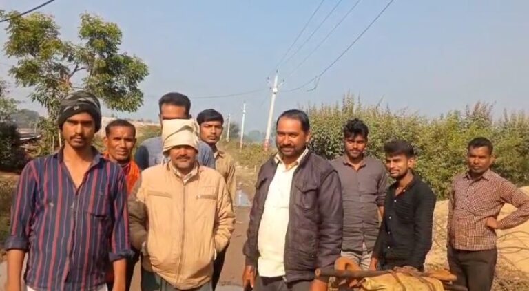नगवां ब्लॉक के खलियारी में जर्जर मार्ग, ग्रामीण चंदा जुटाकर सड़क बनवाने को मजबूर.