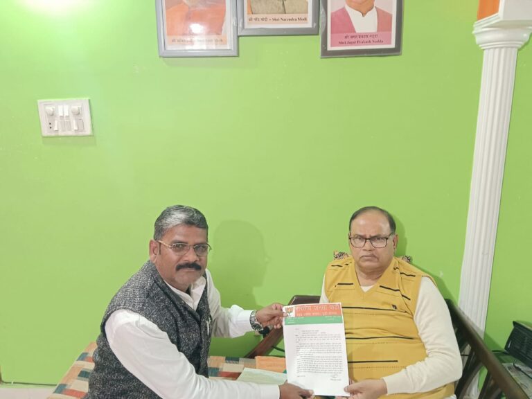 विभिन्न ट्रेनों के ठहराव व संचालन को लेकर राज्यसभा सांसद डॉ. भीम सिंह को सौंपा गया ज्ञापन।